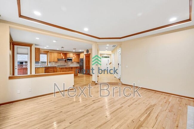 Building Photo - 1861 30th Ave NE