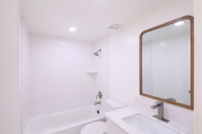 Building Photo - 3155 Montrose Ave