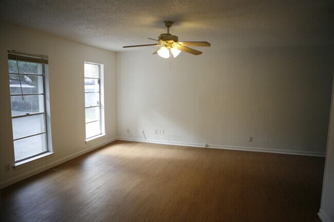 Building Photo - 3402 S Oak Dr