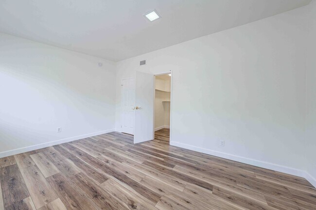Building Photo - Spacious Elegance in the Heart of Irvine