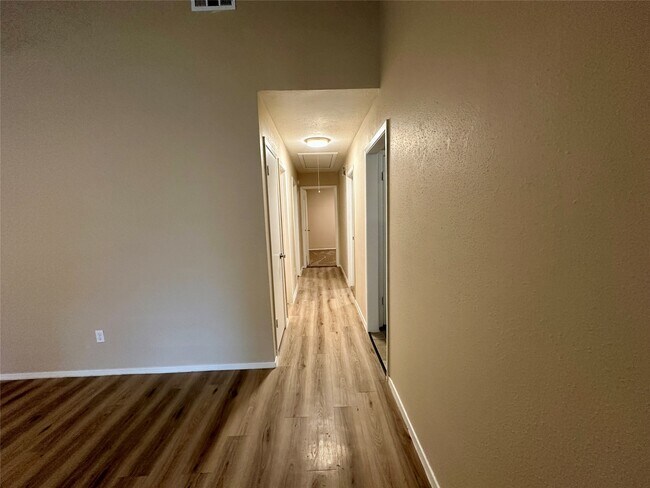 Building Photo - 7646 Western Oak Ln