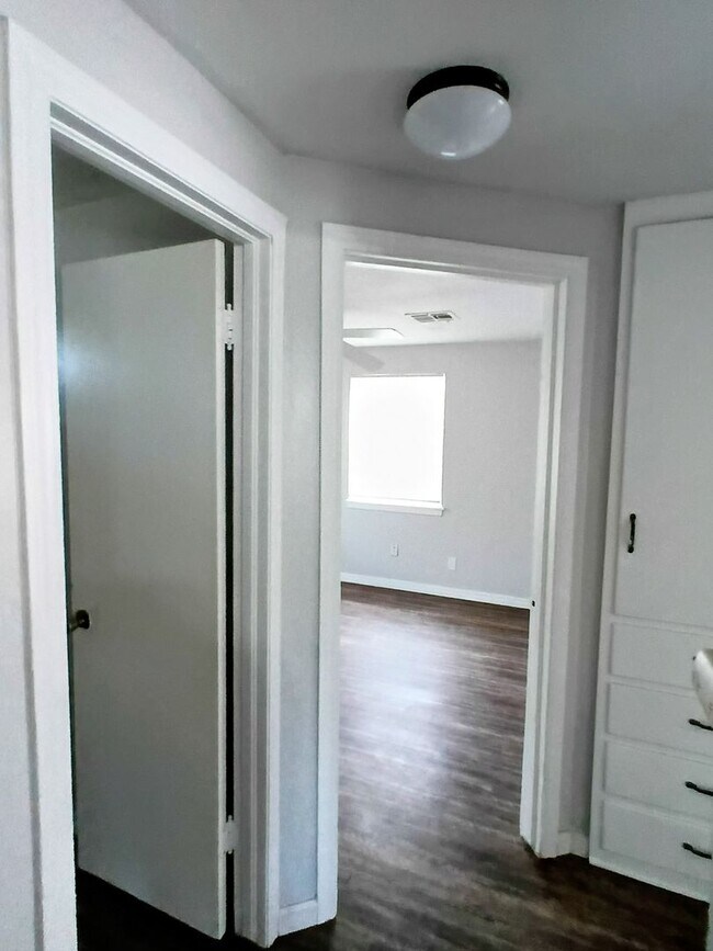 Building Photo - Epperly Heights School- *PROMO FIRST FULL MONTH FREE!