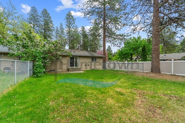 Building Photo - 2 Bedroom 1 Bath Home with Attached Garage...