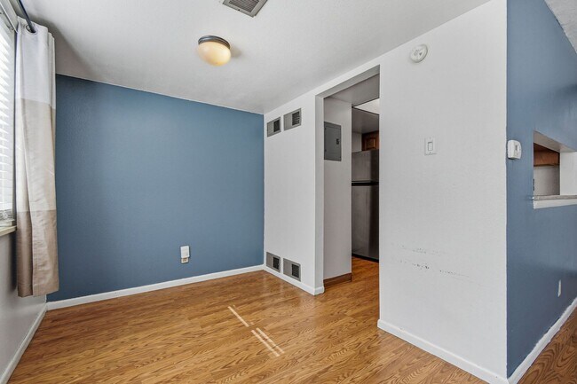 Building Photo - 2 Bed / 2 Bath Townhome in Denver