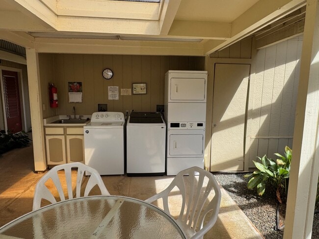 Building Photo - 95-1050-1050 Maka?ika?i St