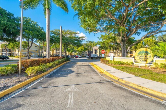 Building Photo - 3065 N Oakland Forest Dr