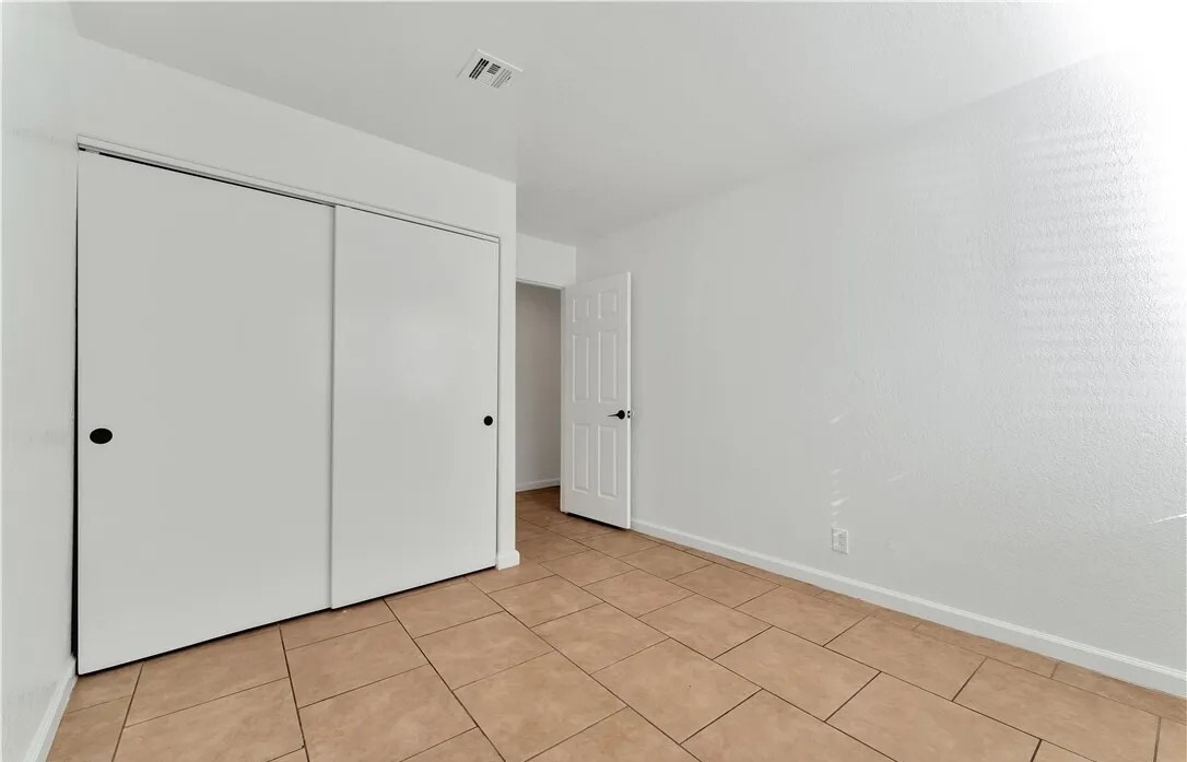 Building Photo - 5076 S Rainbow Blvd