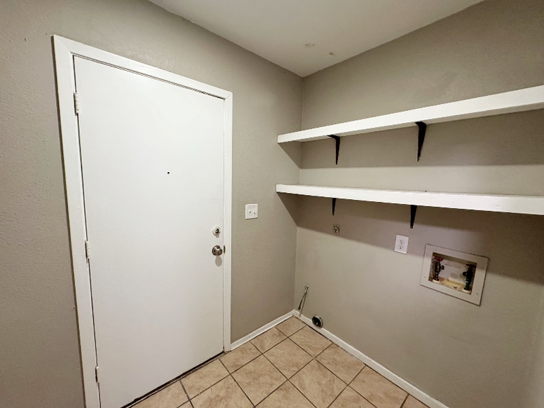 Building Photo - 8739 Glen Bluff