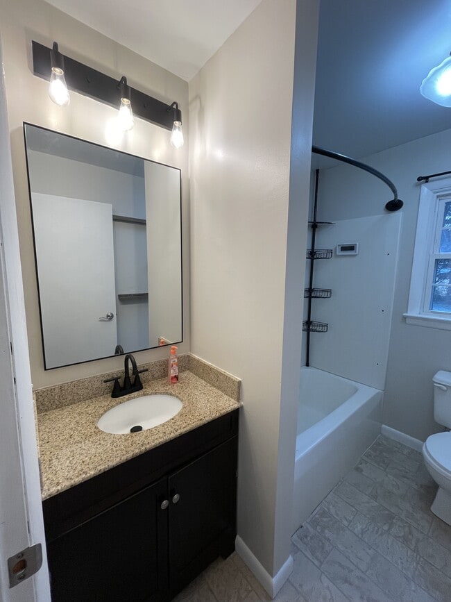 Building Photo - 1002 Sherwood Cir