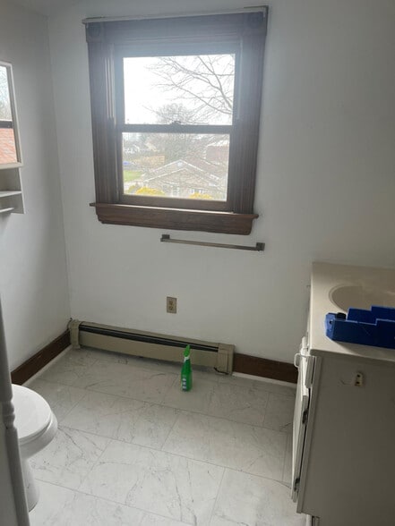 Building Photo - 210 E Main St