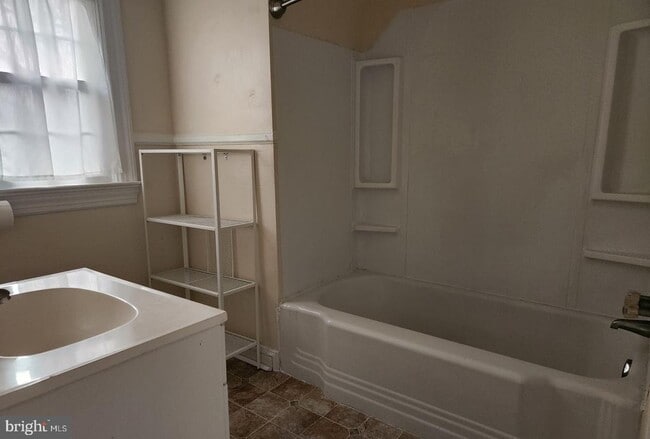 Building Photo - 402 Kerfoot Ave