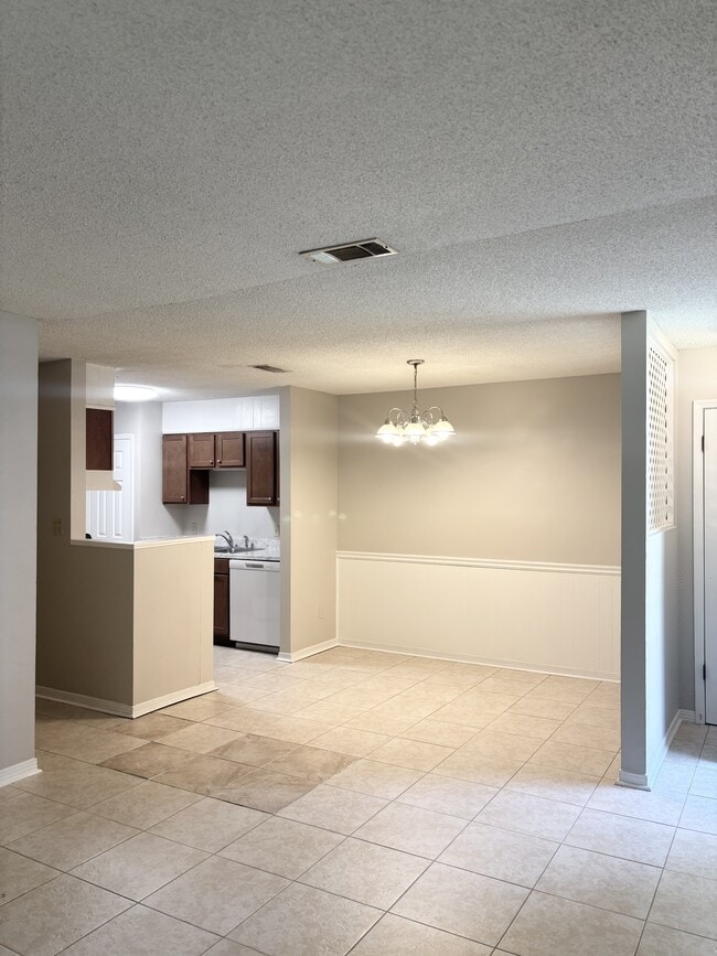 Building Photo - 8180 Stonebrook Dr