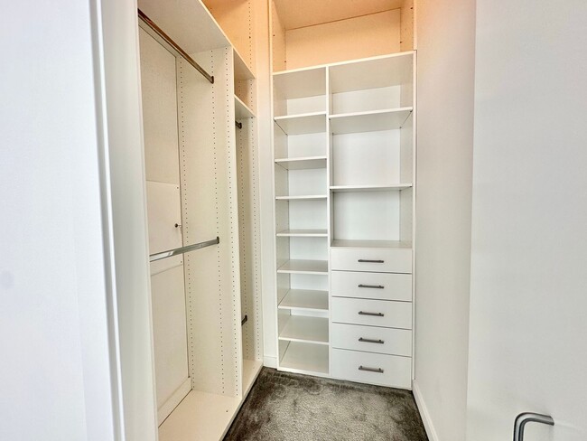 Building Photo - EPIC REA: GORGEOUS 1BD/ 1BA Condo w/ Amazing Views & Fabulous Rooftop