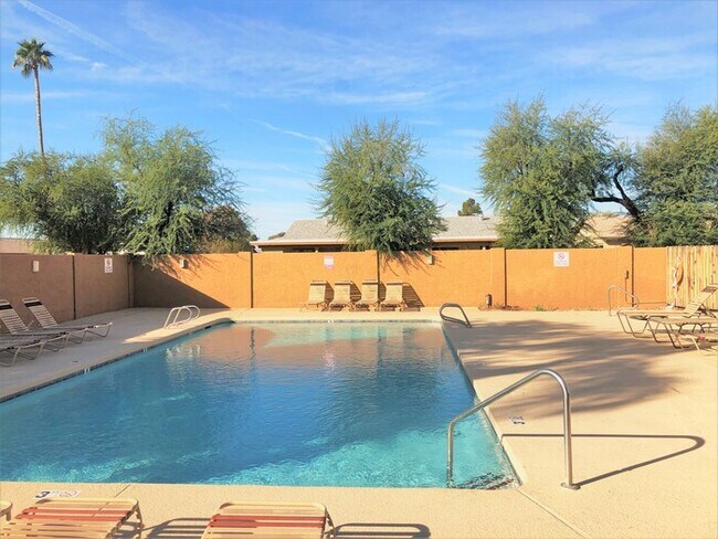 Building Photo - Quaint condo located in the heart of Glendale