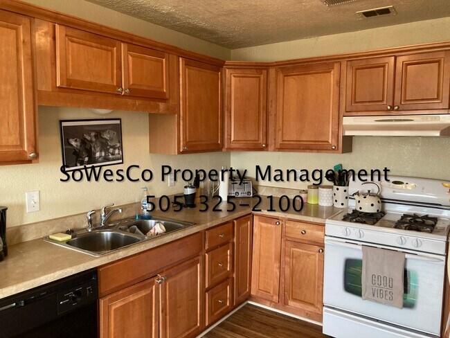 Building Photo - Cute 3 Bedroom Home with beautiful Kitchen