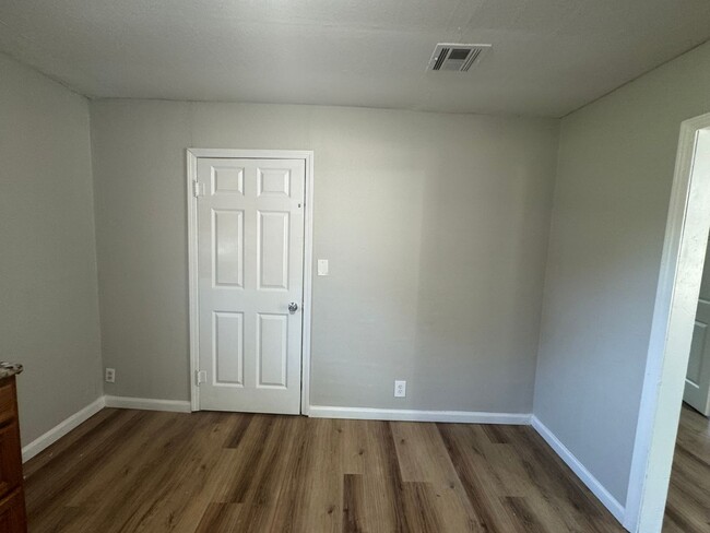 Building Photo - $895 - 3 bed 1 bath - Single Family Home