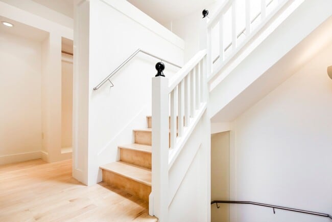 Building Photo - Sunny Apartment in Elmwood Neighborhood