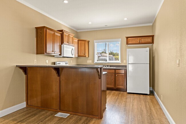 Building Photo - Move-In Ready! A Bright & Open Designer Co...
