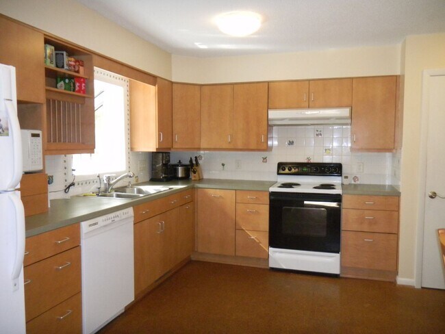 Building Photo - Peaceful Carrboro Living with Private Deck & Wooded Views