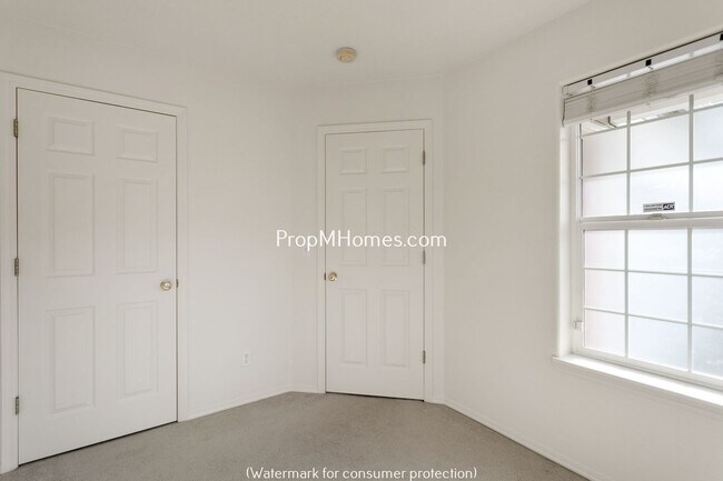 Building Photo - Wonderful Three Bedroom Plus Office In Bea...