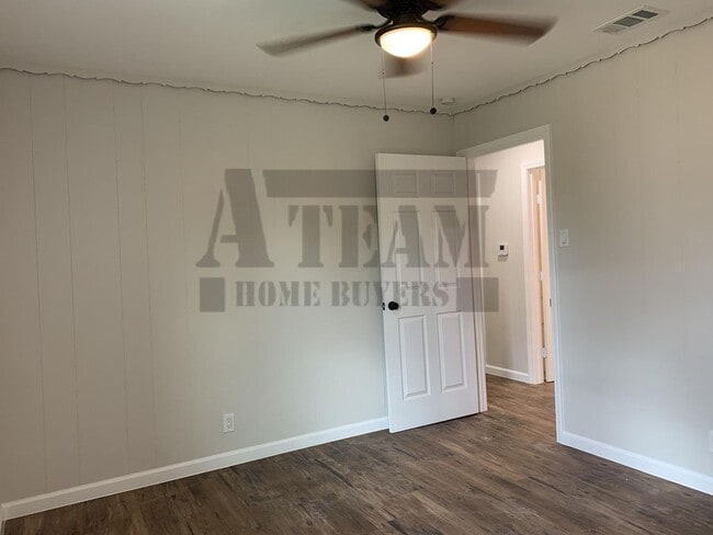 Building Photo - Freshly Remodeled 3 Bed 2 Bath Home!