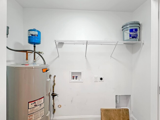 Building Photo - Newer construction-3 bedroom, 2 bath!