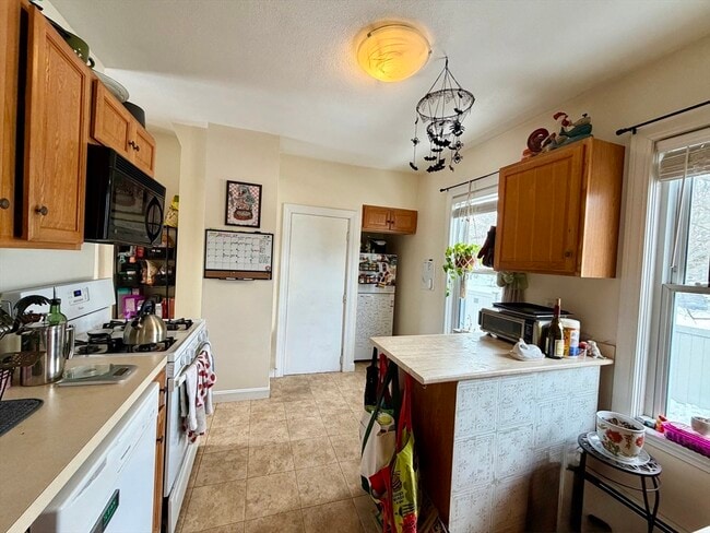 Building Photo - 274 Newtonville Ave