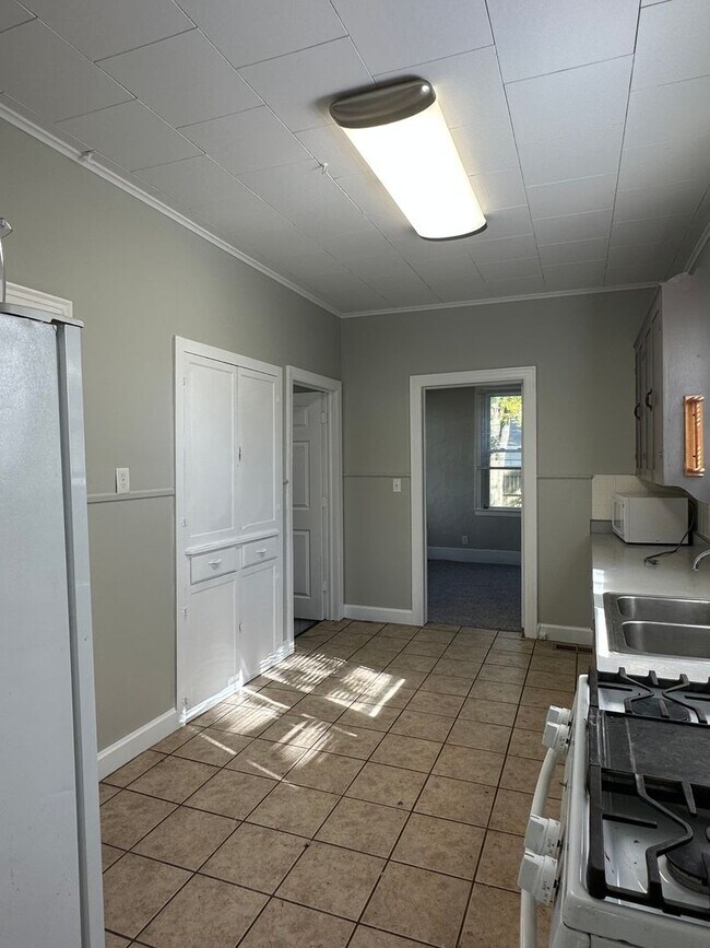 Building Photo - 3 Bedroom Single Family Home Available in August