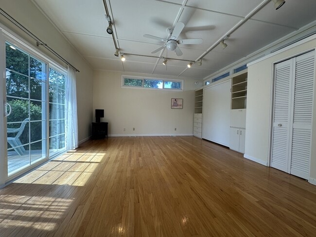 Building Photo - 795 E College St