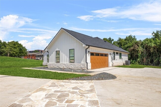 Building Photo - 2318 Progress Dr