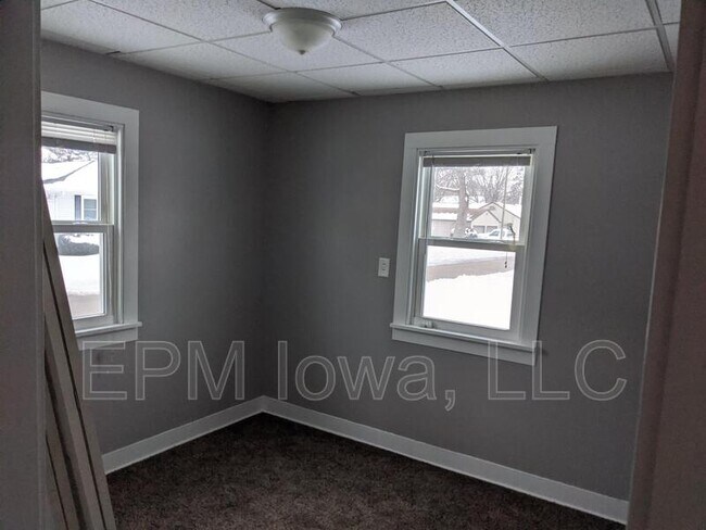 Building Photo - 609 1st St W