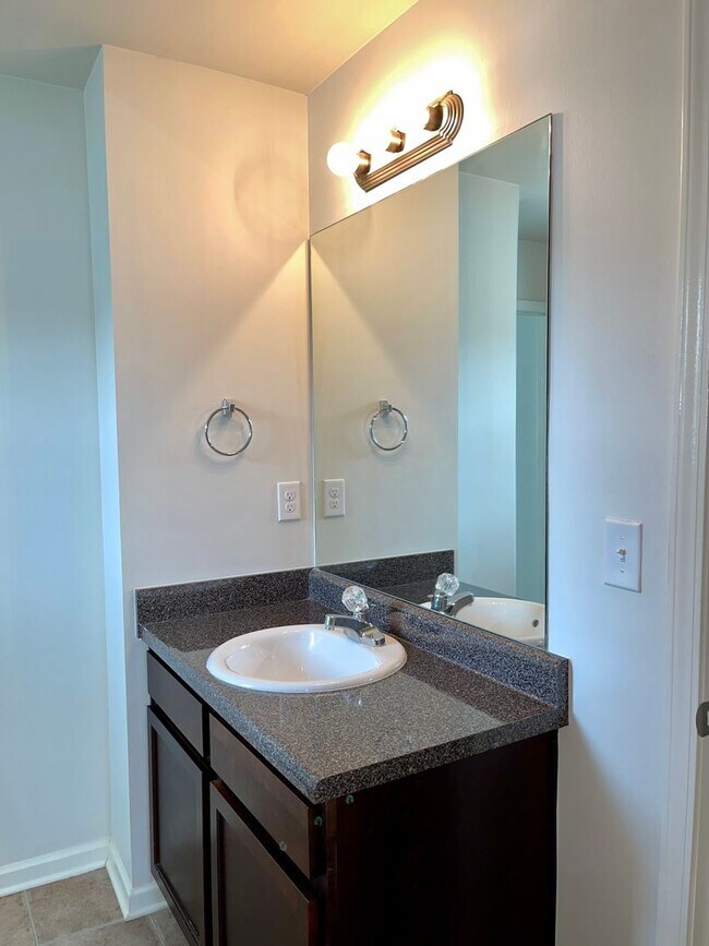 Building Photo - Spacious, Immaculate 4 Bed/2.5 Bath Home i...