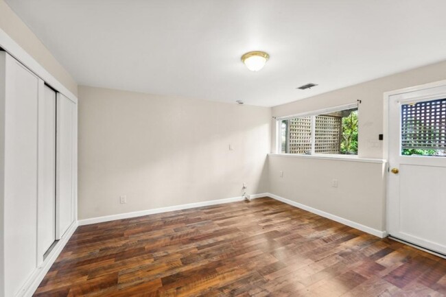 Building Photo - Mountlake Terrace - Two bed + huge Den - s...