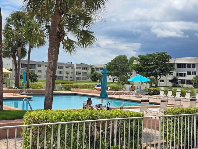 Building Photo - 8225 Sunrise Lakes Dr N