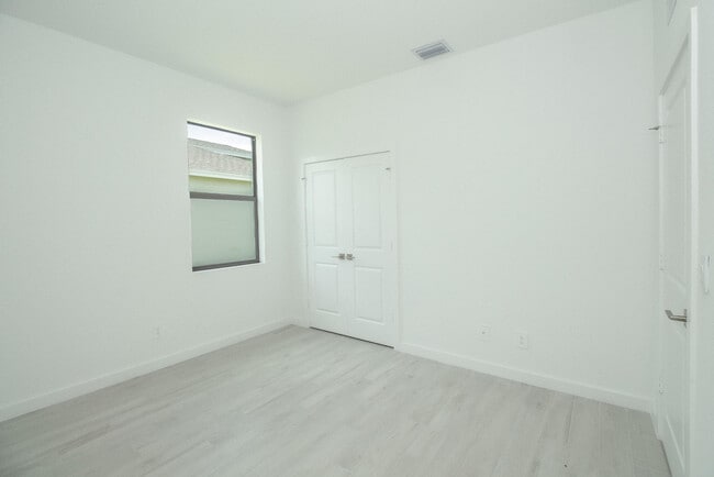 Building Photo - 5929 SE Sky Blue Cir