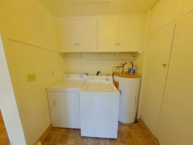Building Photo - 5 bedroom house near campus! 2 Months free...