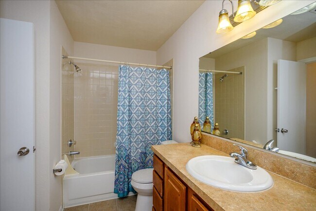 Building Photo - Ready Move to move 2 bedroom 2 bath Condo ...