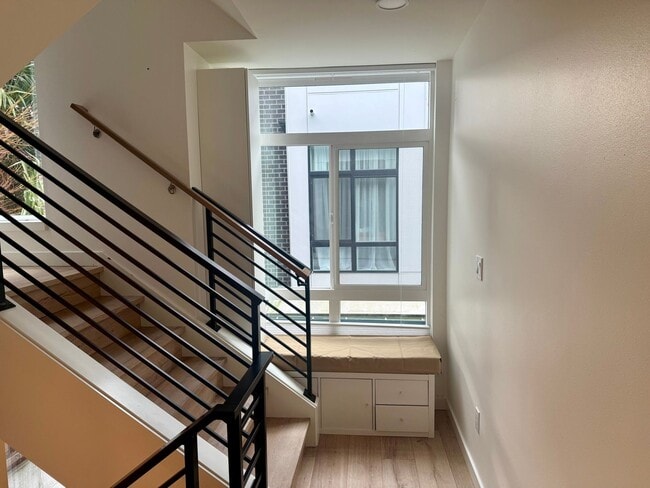 Building Photo - Capitol Hill Townhome