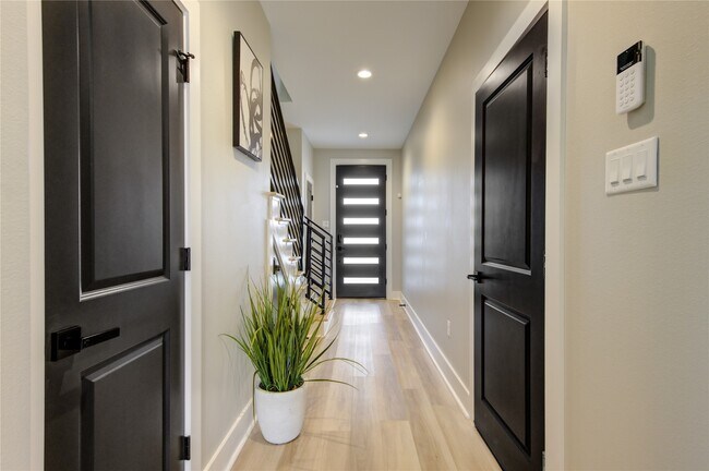 Primary Photo - 2113 St Charles St