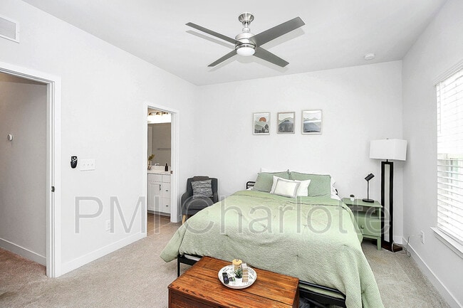 Building Photo - 256 Parkwood Ave