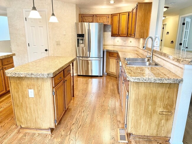 Building Photo - Large Clean Home in Aurora