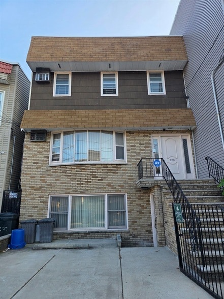 Building Photo - 229 Griffith St