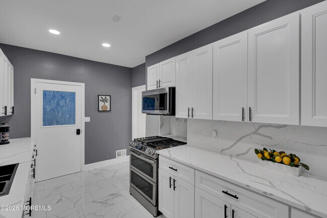 Building Photo - 11 E 43rd St