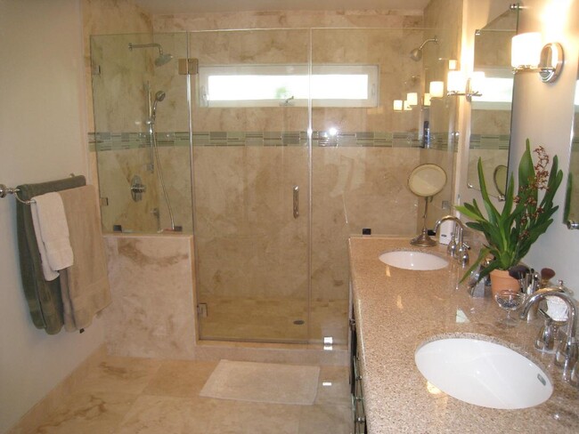 Master ensuite bathroom with double shower - 2542 Kelton Ave