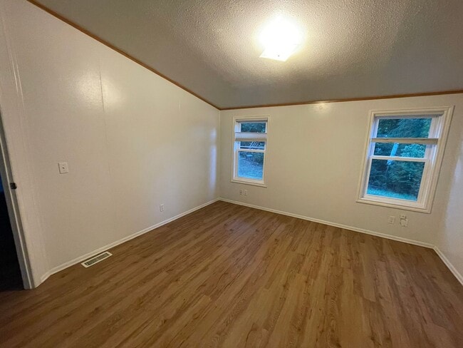 Building Photo - Lakebay 3 Bedroom Available Now, Fenced Yard & More! $500 Move in Bonus!