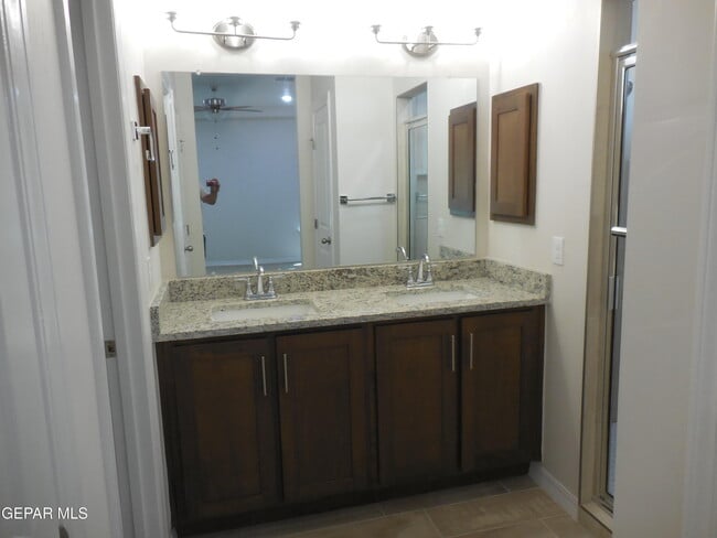Building Photo - 561 Oakmont