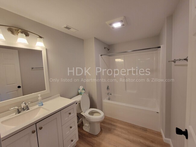 Main bathroom - 1566 Sugar Grove Rd