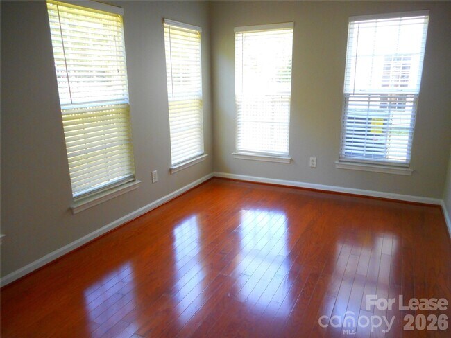 Building Photo - 1018 Fountainbrook Dr