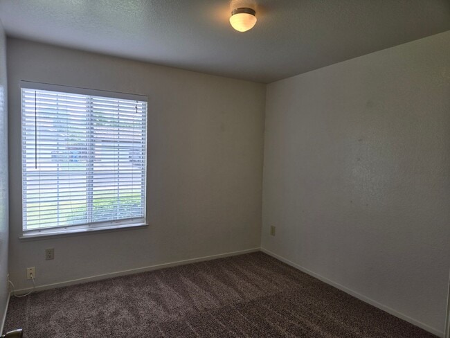 Building Photo - 348 Leffler Pl