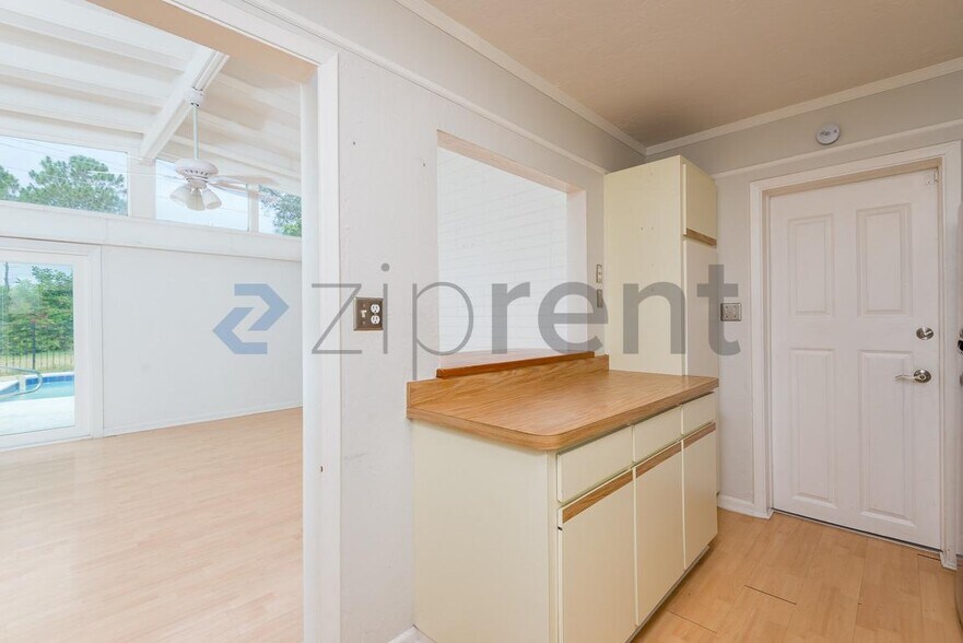 Building Photo - Unit